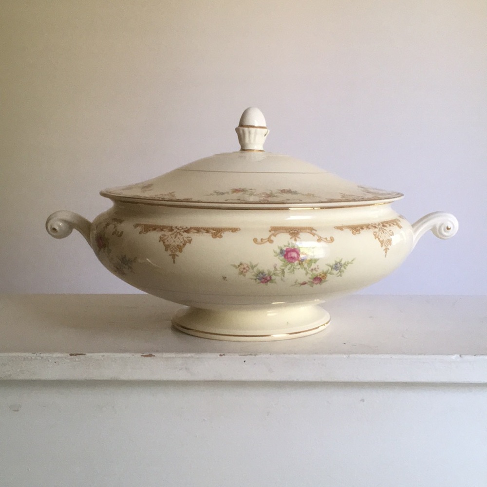 Homer Laughlin Aristocrat covered vegetable dish